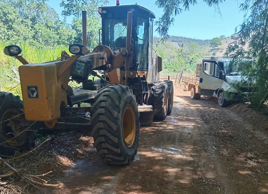 Imagem da notícia: Prefeitura realiza patrolamento de estrada pela região de Vila Palmares a Barra de Paulista, em Barra de São Francisco
